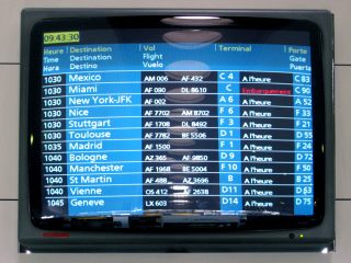 かつてのパリCDG空港の出発案内モニター。