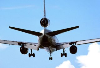 DC-10やトライスターは、さすがに重いエンジンすべてを後部に集めることはせず、1発ずつを主翼に装備して重量と推力を分散した。