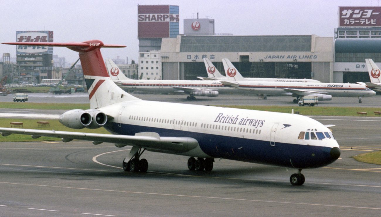 イギリスのVC-10は、高地・高温の空港が多い（旧）植民地への路線のため、強力な高揚力装置を装備しやすいリアエンジンとした。
