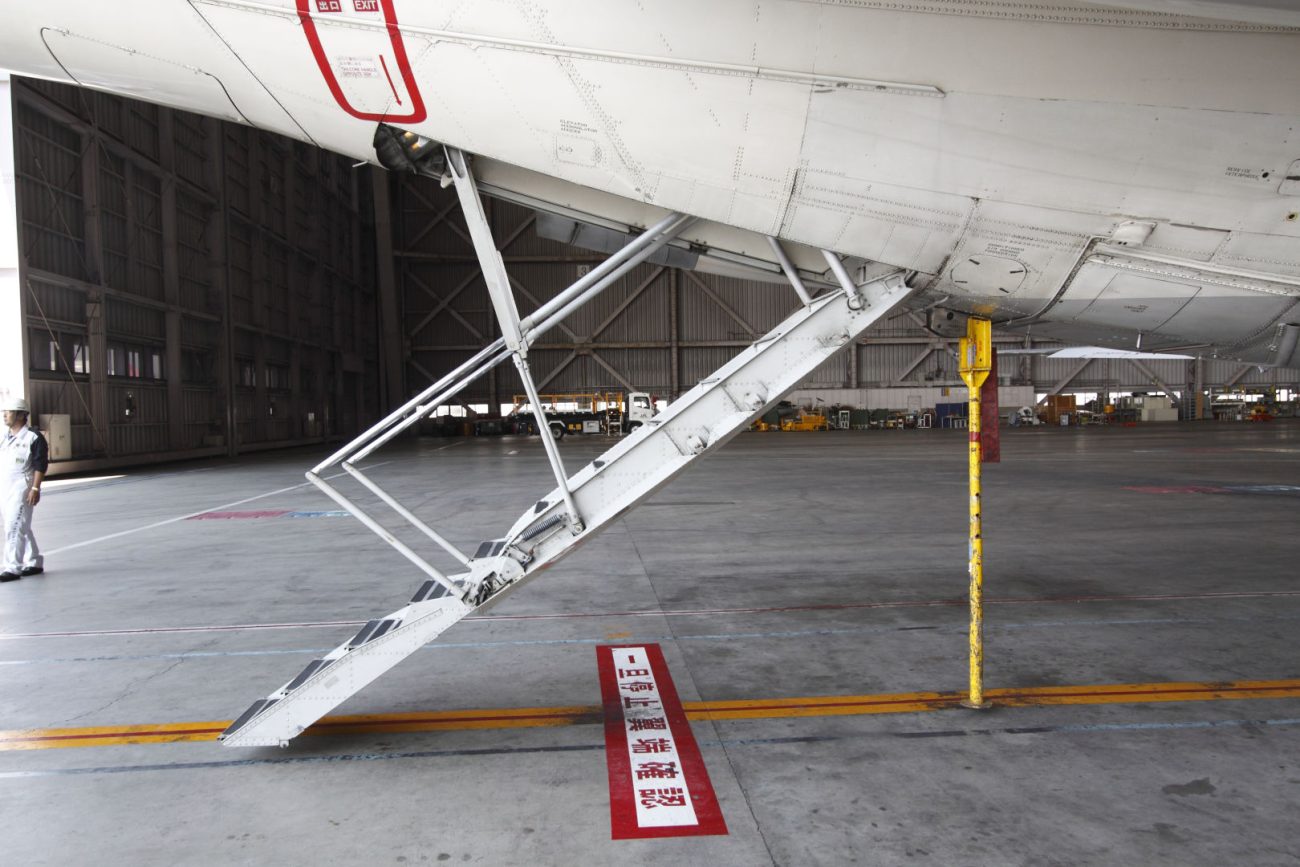 格納庫で整備中のMD-81の後部エアステア。