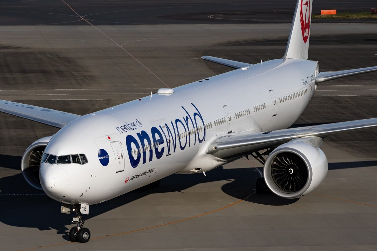 JALの777-300ER、元oneworld塗装「JA732J」が離日。社員に見送られ売却