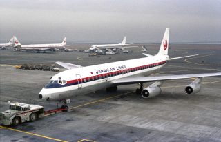 JALの最初のジェット旅客機DC-8や、ライバルの707、コンコルドにはAPUが装備されていなかった。