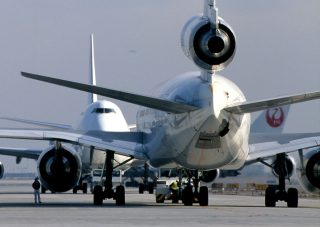 手前がDC-10で、右水平尾翼下の胴体にAPUの排気口が見える。こんなところについていたのだ。