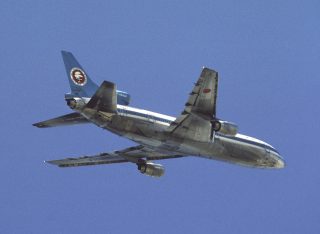 トライスターのAPUも、DC-10と同じく水平尾翼付近の胴体にあり、下からは排気口を見ることができた。
