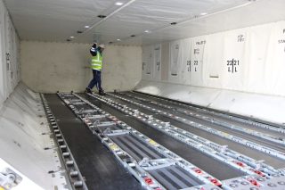 787の床下貨物室。
