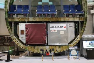 747の床下貨物室にLD-3を収めた様子。