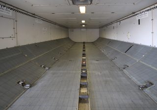 A321のベリーには、オプションでコンテナを搭載できるようにしている。