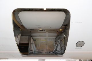 737のベリー用のカーゴドアは内側に開く。