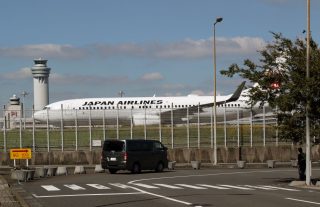 二重フェンスのため写真撮影には適さないが、東京モノレール新整備場駅付近は、誘導路中心線まで約60ｍという至近距離でタキシング中の飛行機を見ることができる。