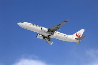 新千歳ターミナルから見た離陸機。