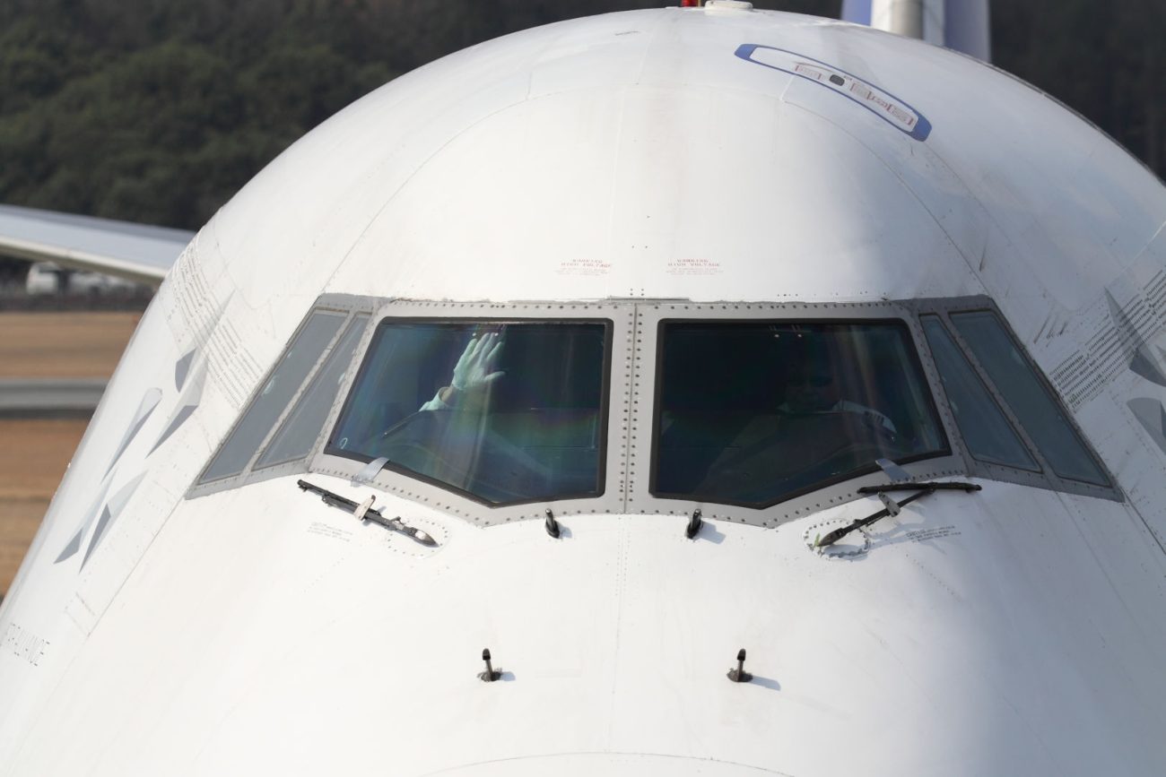 旅客機としては初めてウインドシールドに曲面ガラスを使用した747だが、胴体のラインとは段差があり、ワイパーも横向きに停止する。