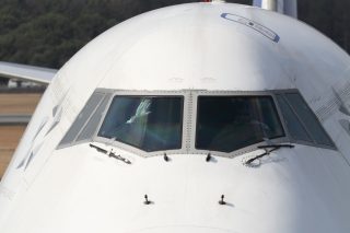 旅客機としては初めてウインドシールドに曲面ガラスを使用した747だが、胴体のラインとは段差があり、ワイパーも横向きに停止する。