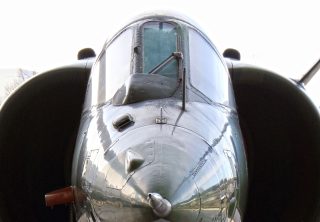 戦闘機や攻撃機機にワイパーを装備することは稀だが、垂直離着陸が可能なハリアーは前進速度がない状態で飛ぶこともあるためワイパーを装備していた。