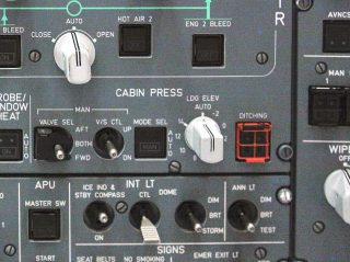 エアバスA330の与圧パネルには、赤い枠でガードされた「DITCHING（着水）」というスイッチがあり、これを押すとアウトフローバルブなどが閉鎖される。