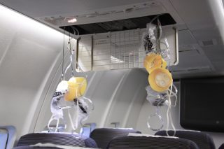 高度12,500フィートを超えて飛ぶ飛行機には全員分の酸素マスクの装備が必要だ。