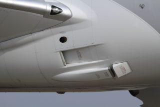 787はエンジンからのブリードエアを使わないため、PACKには熱交換機用のほかキャビンに送るための空気取入口（下の突き出している方）がある。