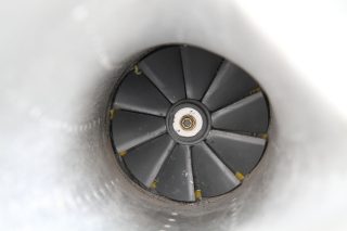 DC-8のキャビン用空気取入口の中にはコンプレッサーがついているが、高速回転するためにコクピットの騒音が大きく故障も少なくなかったという。
