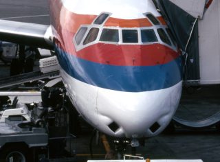 ユナイテッド航空はエンジンをCFM56に換装したDC-8-70も運航したが、エンジンからブリードエアを抽出するようにしたため機首の空気取入口の一部を塞いでいる。