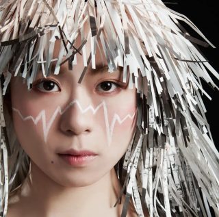 レシートとアイロンを使用したアートパフォーマンスを行なっているVIKI氏