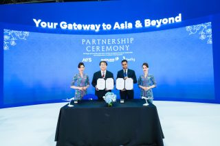 左から株式会社エイチ・アイ・エス 海外旅行事業部長 福島慶輔氏、マレーシア航空 航空事業最高商務責任者（CCO） デルセニッシュ・アレサンディラン氏