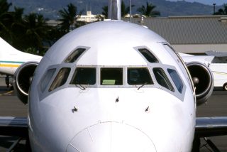 DC-9やDC-8は、小さな平面窓を多く配置することで曲面に近い形をめざした。
