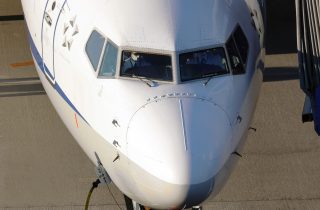 ボーイングは707から737まで、同じ形の機首や窓とした。