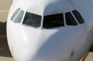 エアバス初のナローボディ旅客機A320の窓は新たに設計されたものだが、基本的にはA300とよく似たラインで血統を感じさせる。