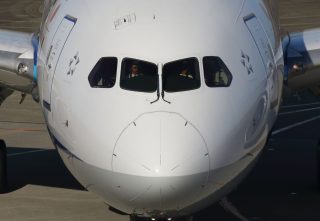 ワイドボディとしては始めて4分割の曲面窓を採用した787。