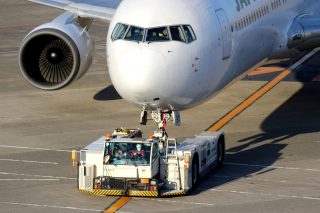 とりわけ出発便が多い朝の羽田空港では、出発機が出たあとの空きスポットにトーバーレス車が次の旅客機を牽引してくる様子が見られる。