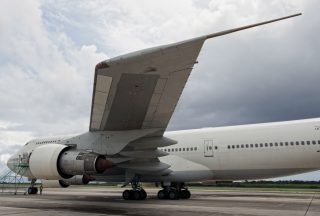 ボーイング747クラシックの翼端から後方に伸びる棒状のHFアンテナ。