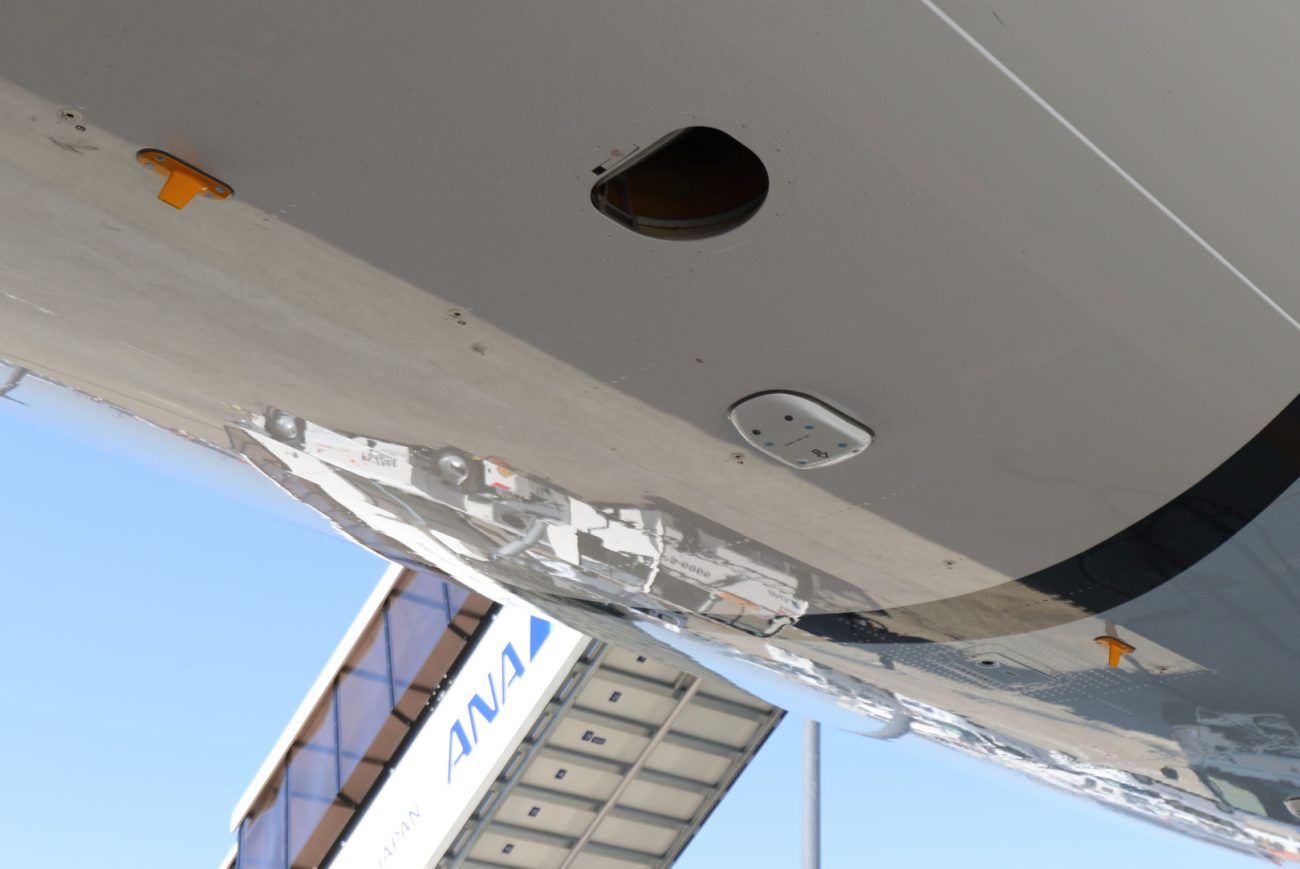 A380の胴体下にある、2つのDMEアンテナ（黄色）と、その間にTCASのアンテナ。