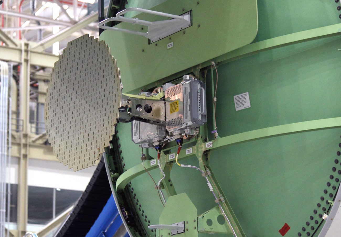 機首に装備された気象レーダー。